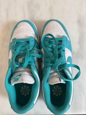 Nike Kids Low-Top Sneakers in Teal and White